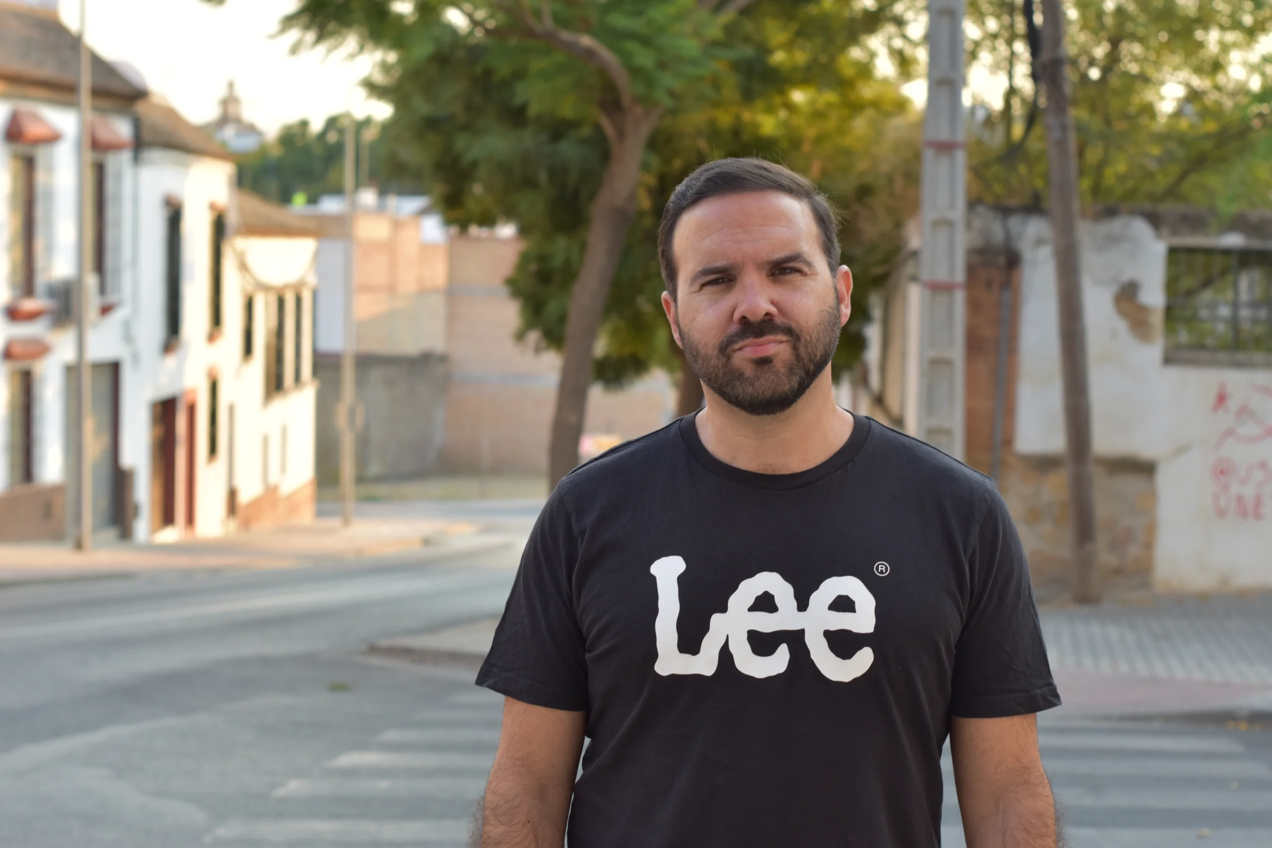 Con “Learn English and Culture with 50 Songs”, el autor sevillano presenta un manual interactivo que une música, vídeo e IA para impulsar el aprendizaje del inglés con contenidos culturales y códigos QR.