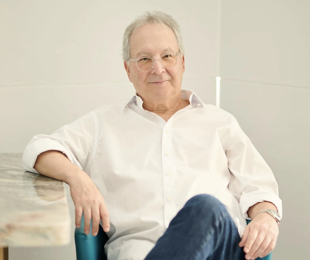 Alberto Salinas Karpel irrumpe en la escena literaria con un debut luminoso sobre la medicina y la vida